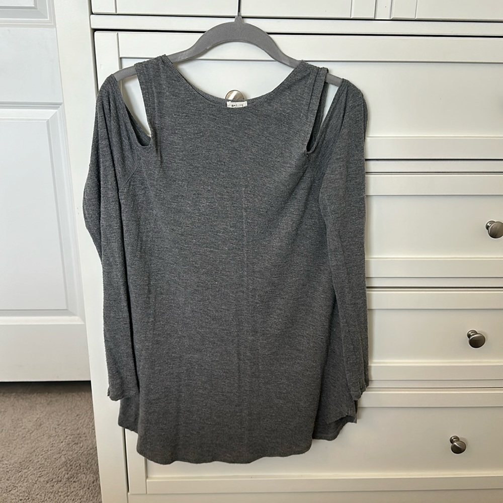 Gap shoulder, long sleeve shirt